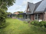 Aussenansicht - Energieunabhängiges & modernes Einfamilienhaus mit Blick ins Grüne – Garage + Carport