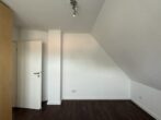 Zimmer DG - Energieunabhängiges & modernes Einfamilienhaus mit Blick ins Grüne – Garage + Carport