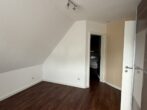 Zimmer DG - Energieunabhängiges & modernes Einfamilienhaus mit Blick ins Grüne – Garage + Carport