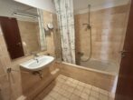 Wannenbad - Zentral gelegene 3-Zimmer-ETW mit zwei Balkonen & TG-Stellplatz – alles bequem zu Fuß erreichbar