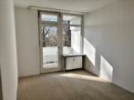 Schlafen - 2,5-Zi.-Whg. mit West-Loggia, Blick ins Grüne, Fahrstuhl – zentral gelegen