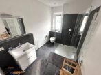 En-Suite Bad vom Schlafbereich - Neubau – traumhafte 4-Zimmer Erdgeschosswohnung mit Garten