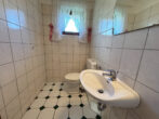 Gäste-WC - Familienglück mit Weitblick! EFH, gelungene Aufteilung, Vollkeller, Garage, angrenzend an Wiesen