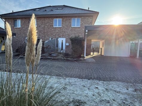 Top gepfl. mod. Niedrig-Energiehaus mit großz. Raumangebot * Bj. 2016 * D-Carport * rückw. Lage, 23847 Meddewade, Doppelhaushälfte