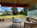 Blick überd. Terrasse z. hinteren Gartenber. - 2.038 m² Grdstck. * attrakt. Bauplatz i. 2. Reihe + sehr gepfl. Bestandsimmob.-Mehrgenerationswohnen