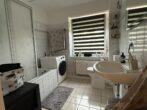 Vollbad mit Badewanne u. Fenster - Top renovierte 3-Zi.-Whg. * ruhige Citylage *TG-Stellpl.* Balkon * toller Grundriss Endetage II.OG
